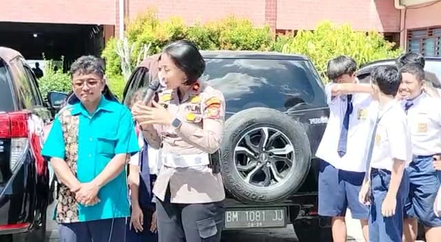 Satlantas Polresta Pekanbaru Berikan Edukasi Keselamatan Kepada Sopir Bus Yang Membawa Rombongan SMP Santa Maria Pekanbaru